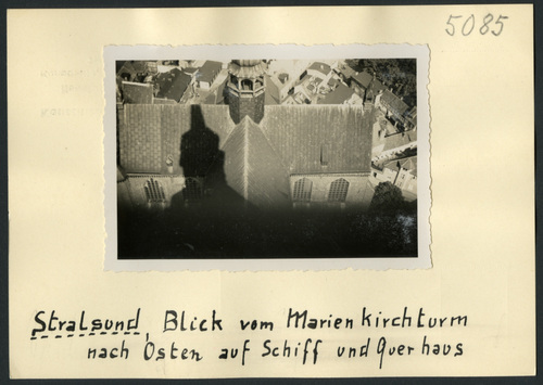 Vorschaubild Stralsund: Blick vom Marienkrichturm nach Osten auf Schiff und Querhaus (Foto 1942)